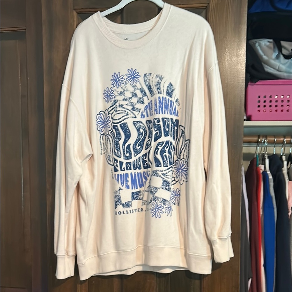 Hollister Cream Sweatshirt with Blue Graphic